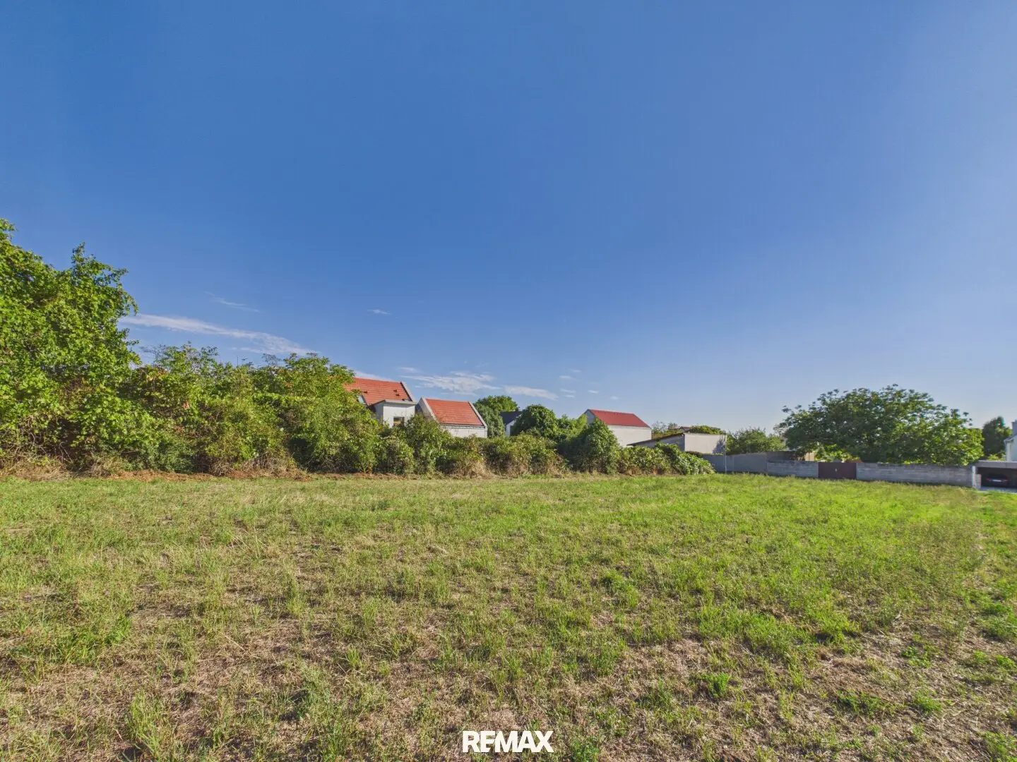 Quiet living, central location – 784 m² building plot in Neusiedl am See