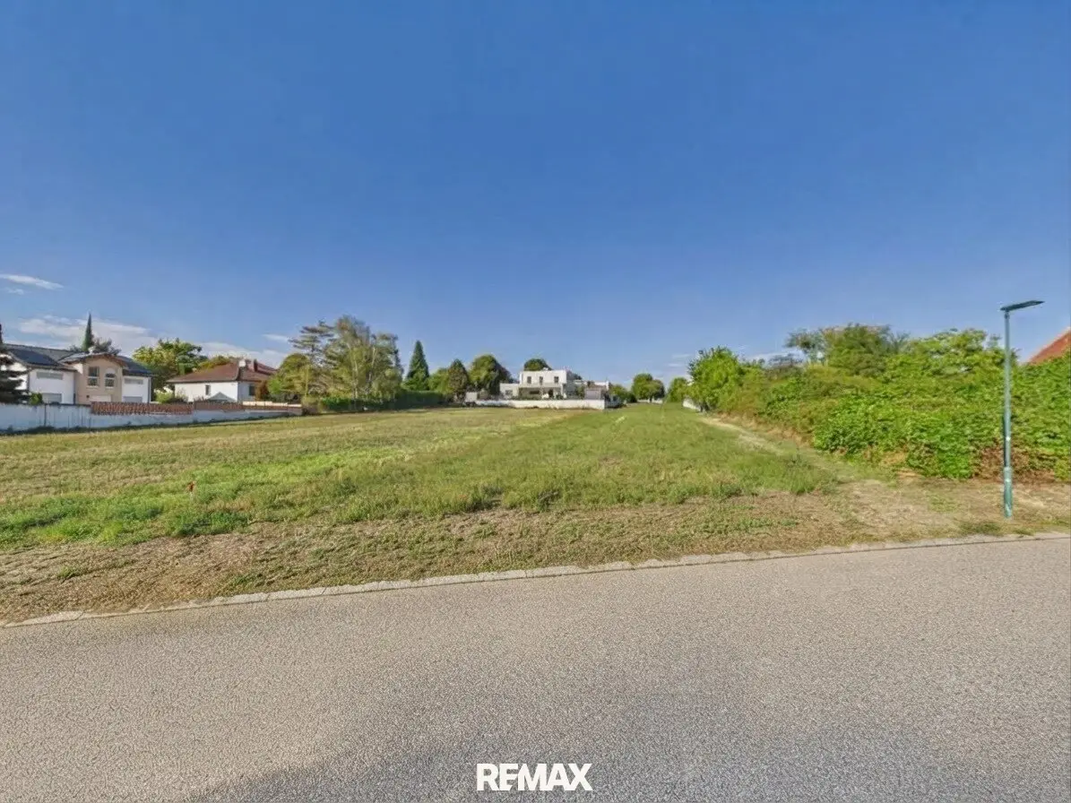 Quiet living, central location – 784 m² building plot in Neusiedl am See
