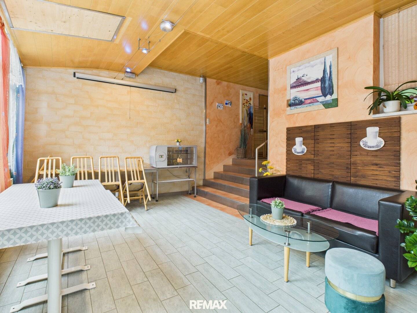 Spacious multi-family house with flexible usage options