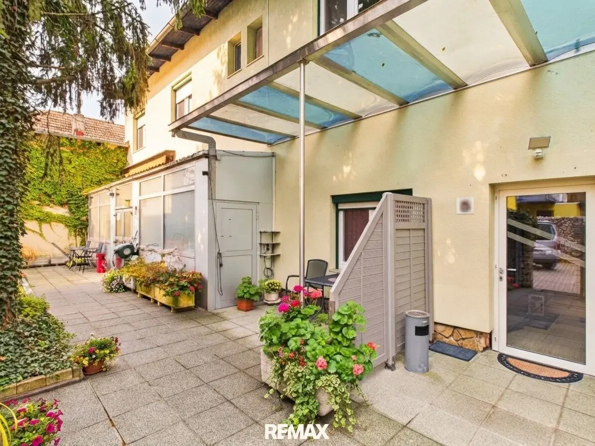 Spacious multi-family house with flexible usage options
