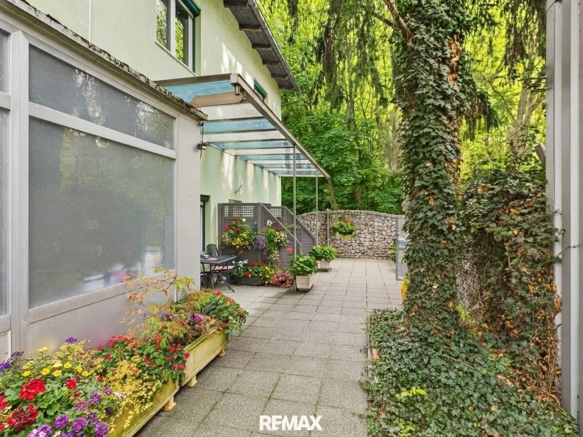 Spacious multi-family house with flexible usage options