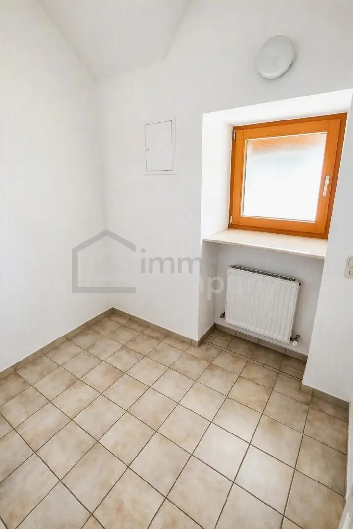 New tenant wanted for air-conditioned and renovated 2-room apartment