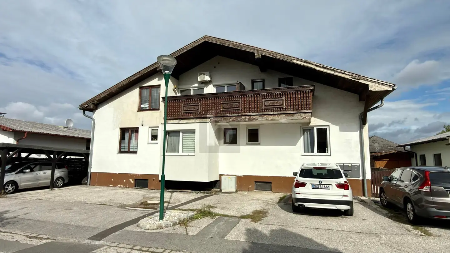 Anlegerwohnung in partly renovated multifamily house with garden