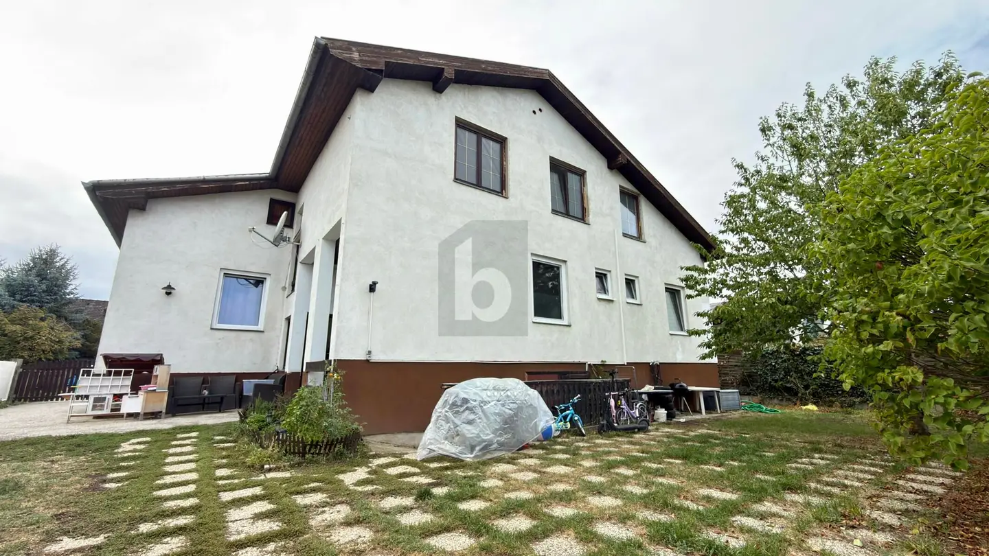Anlegerwohnung in partly renovated multifamily house with garden