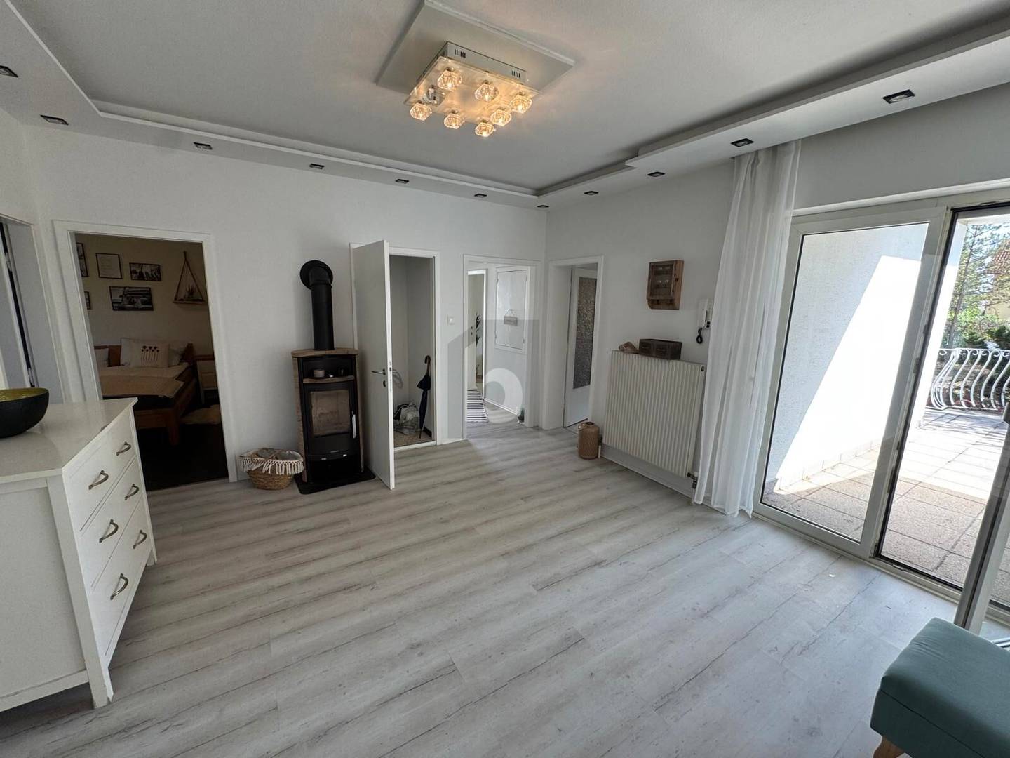 Bright ground floor apartment with fireplace and large garden