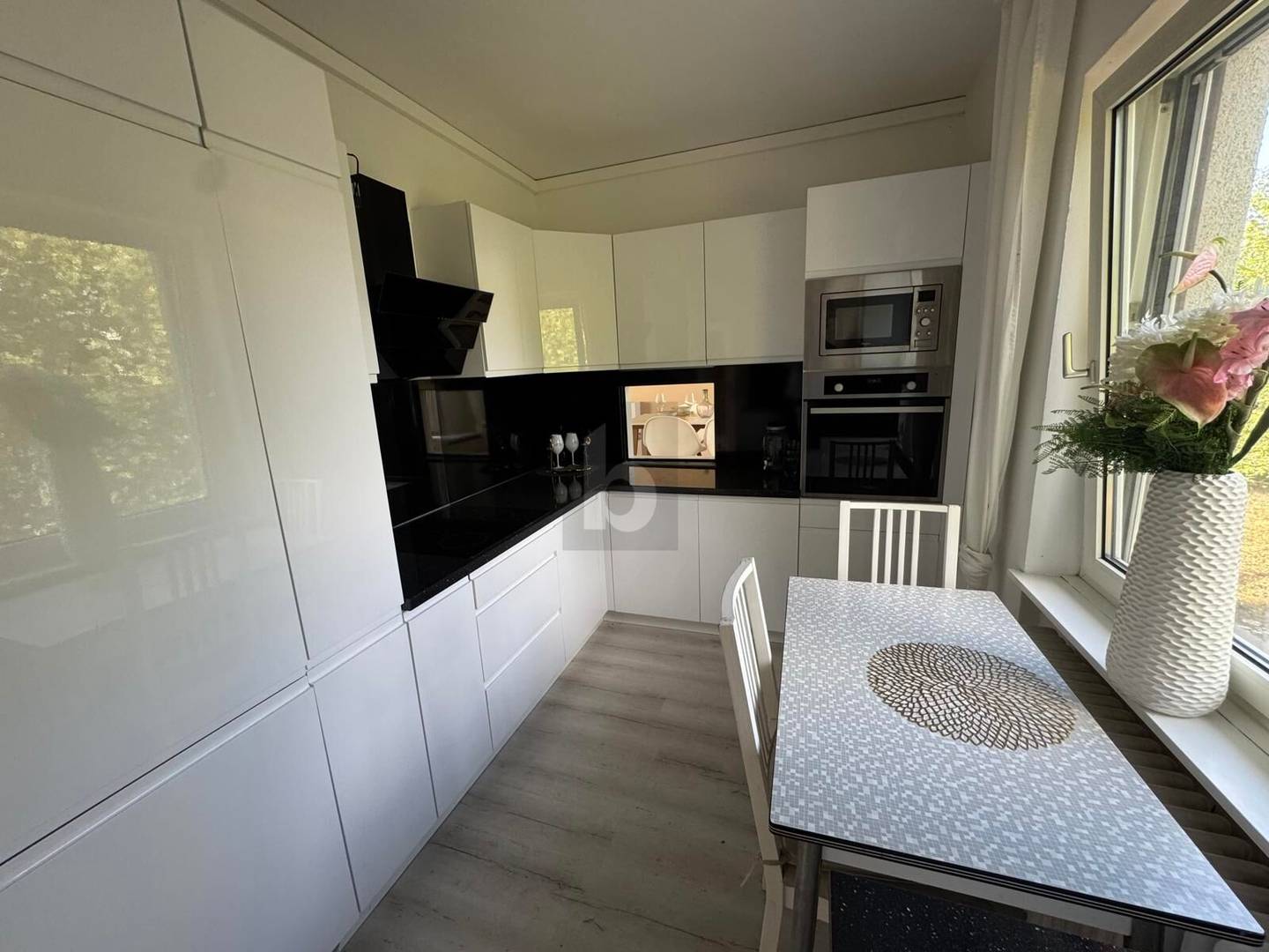 Bright ground floor apartment with fireplace and large garden