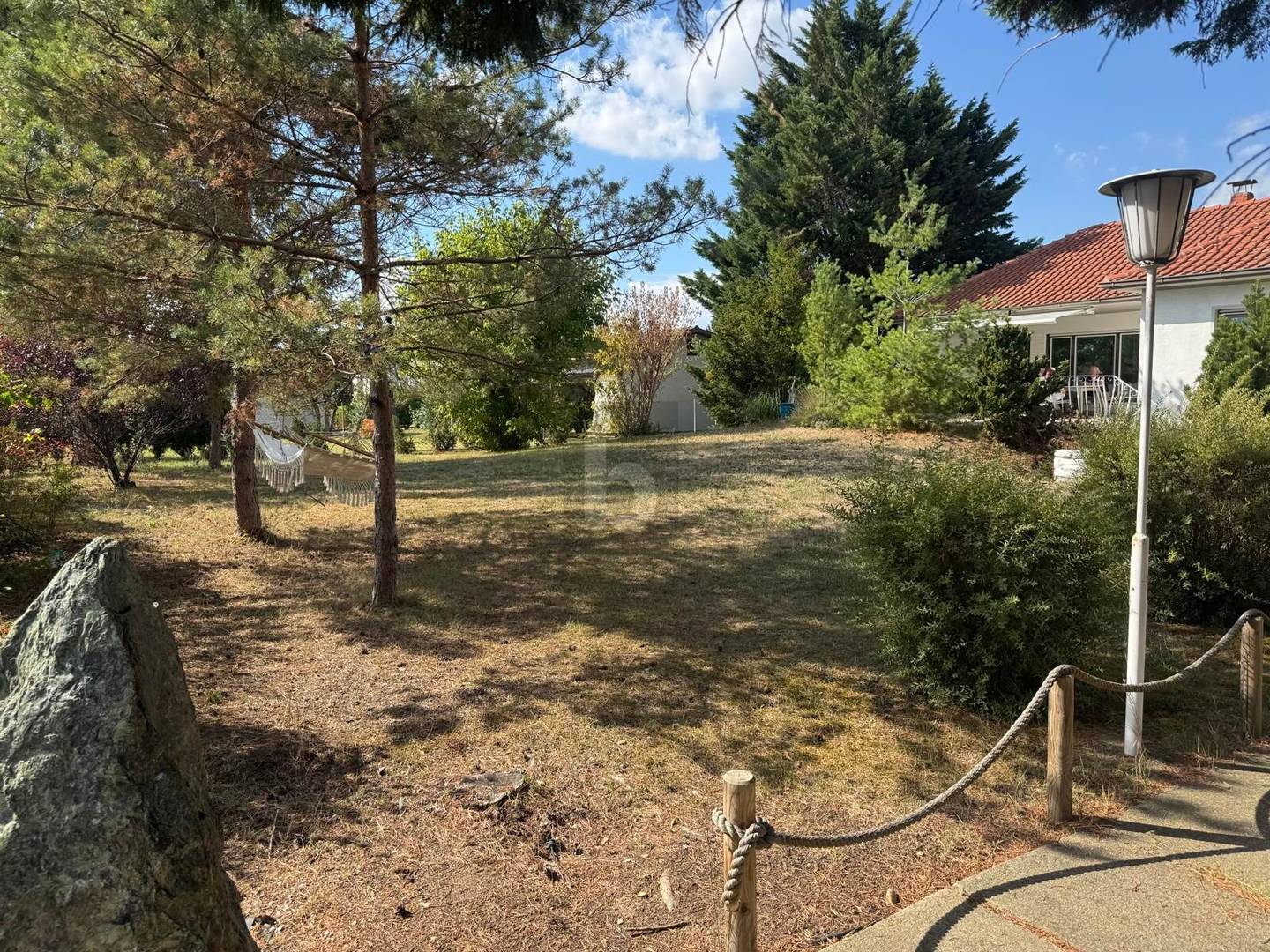 Bright ground floor apartment with fireplace and large garden