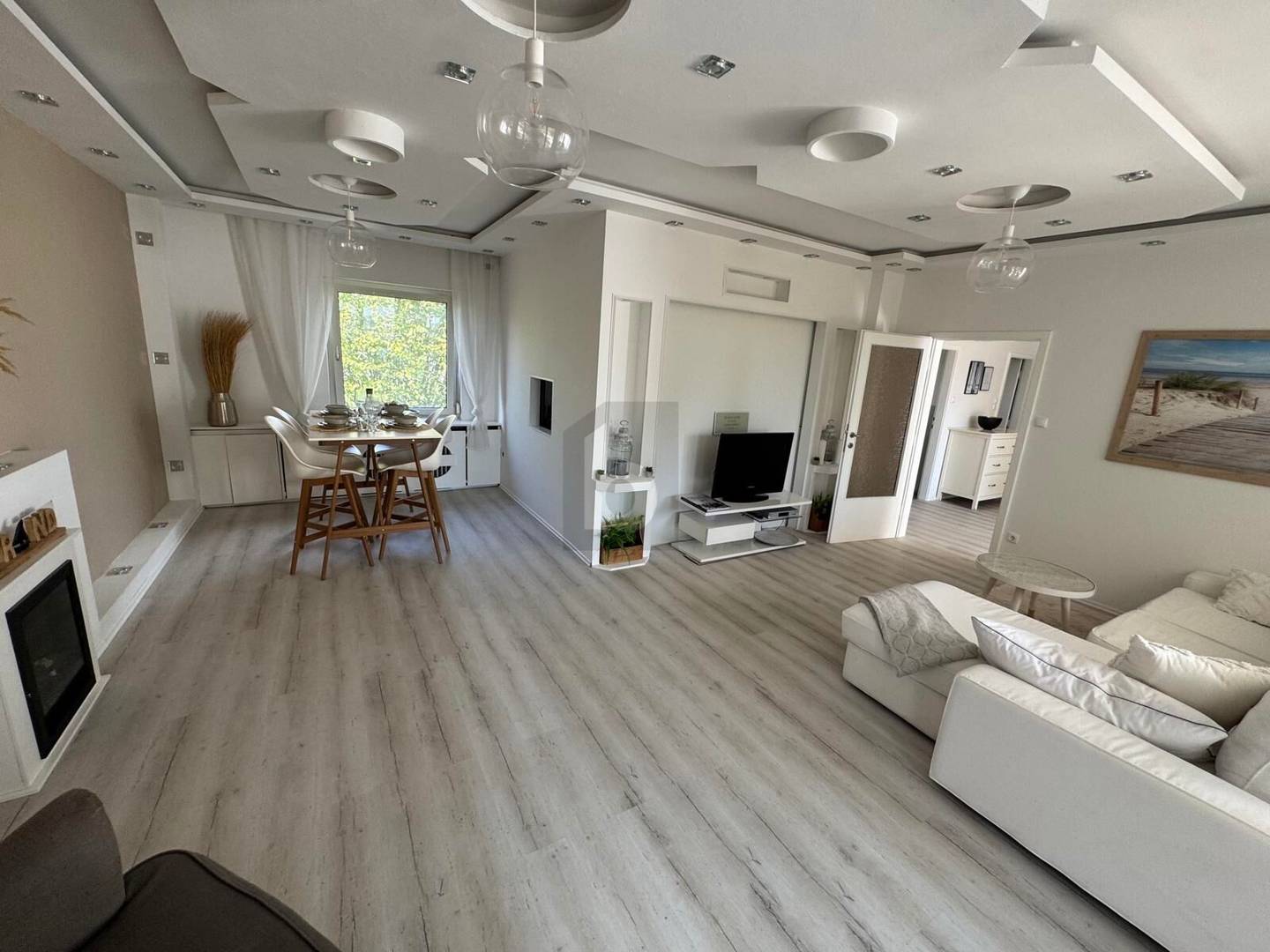 Bright ground floor apartment with fireplace and large garden