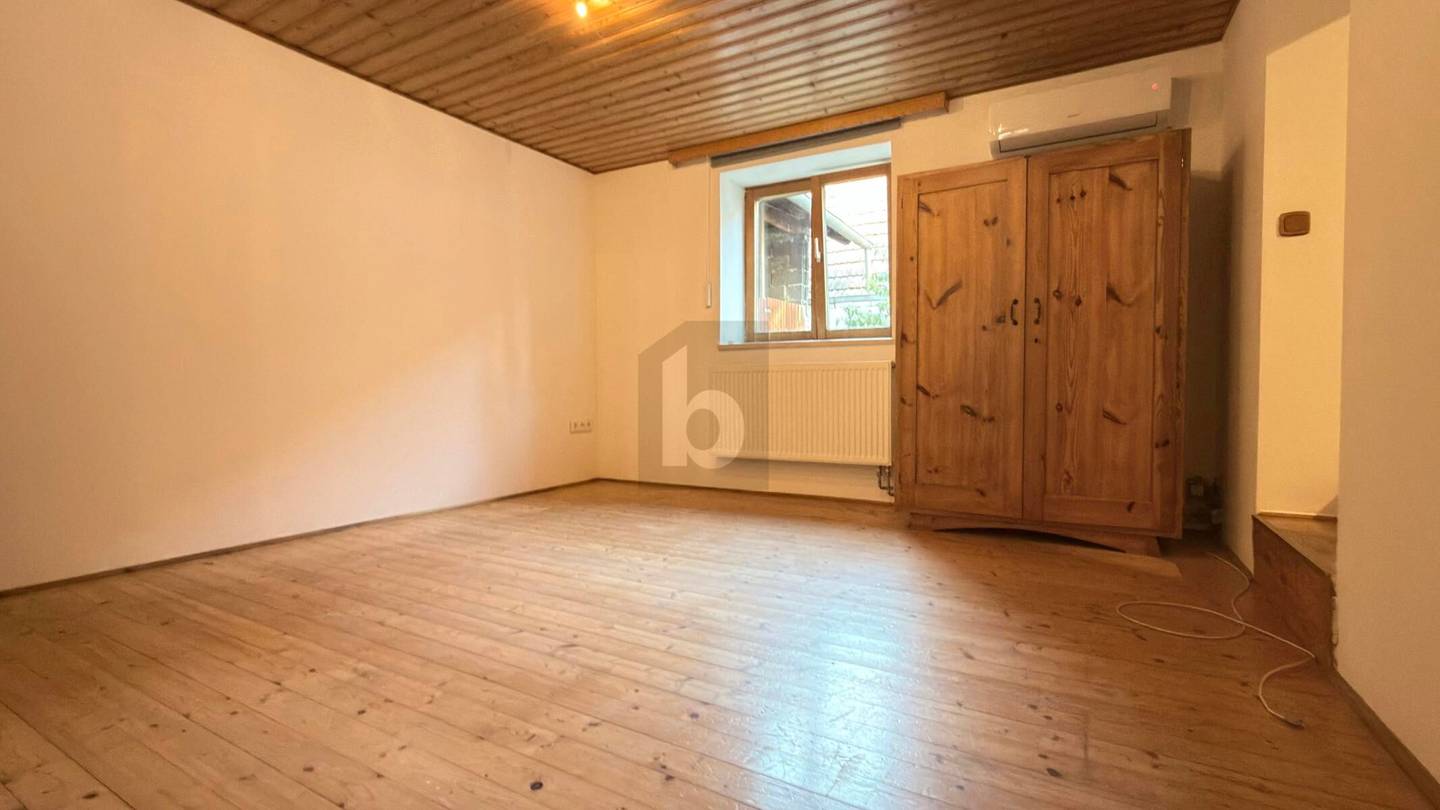 Partially renovated and peaceful with barn Wohnung
