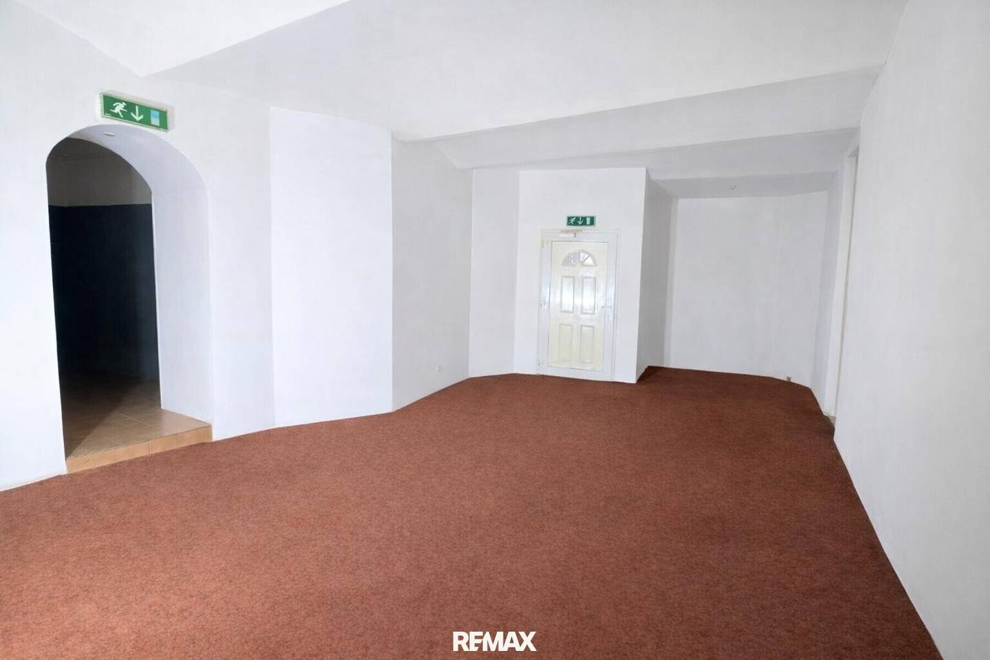High footfall and good visibility - unique commercial premises with 10 separate rooms!