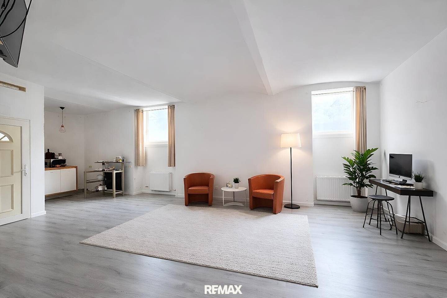 High footfall and good visibility - unique commercial premises with 10 separate rooms!