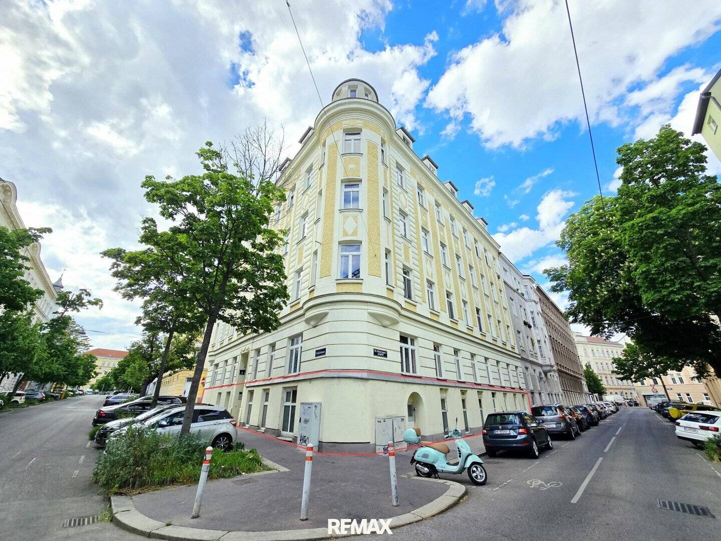 High footfall and good visibility - unique commercial premises with 10 separate rooms!