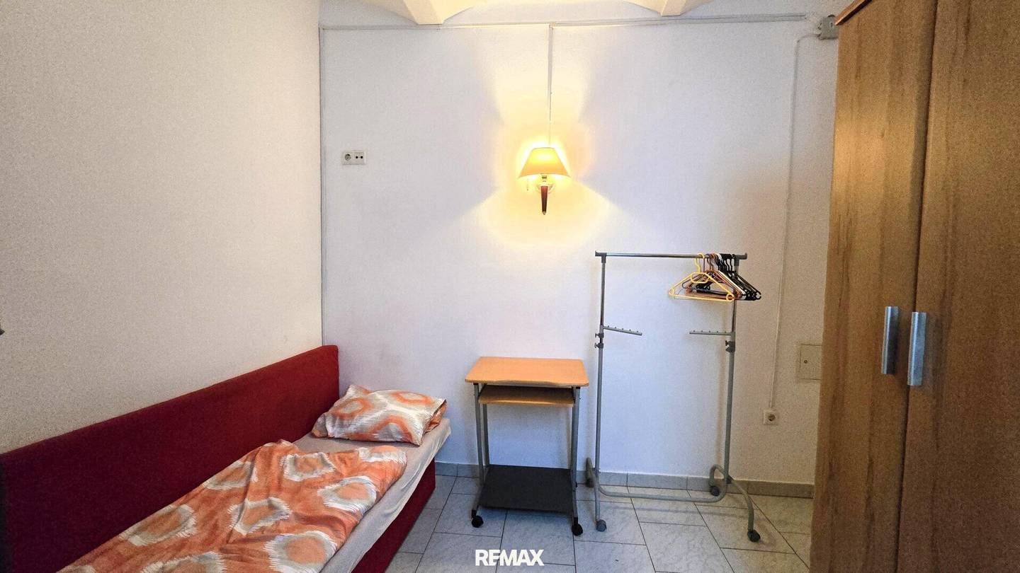 High footfall and good visibility - unique commercial premises with 10 separate rooms!