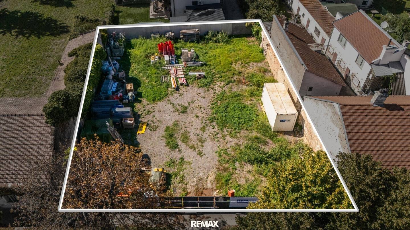 PERFECT FOR DEVELOPERS – Attractive building plot in the centre of Gramatneusiedl!