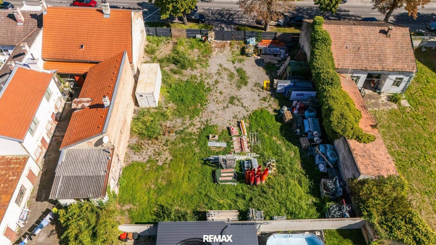 PERFECT FOR DEVELOPERS – Attractive building plot in the centre of Gramatneusiedl!