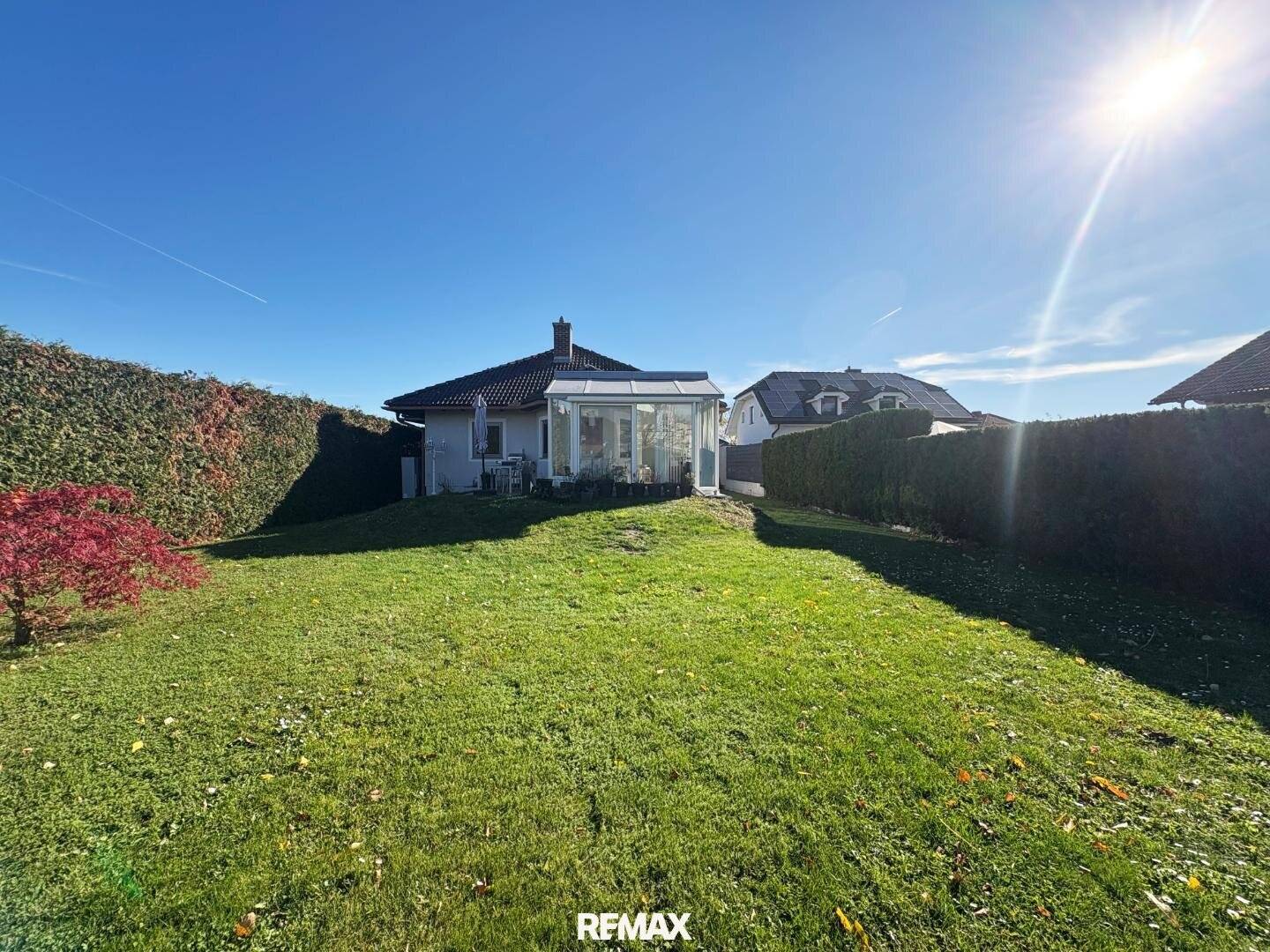 Bungalow with private pool on approx. 965 m² plot