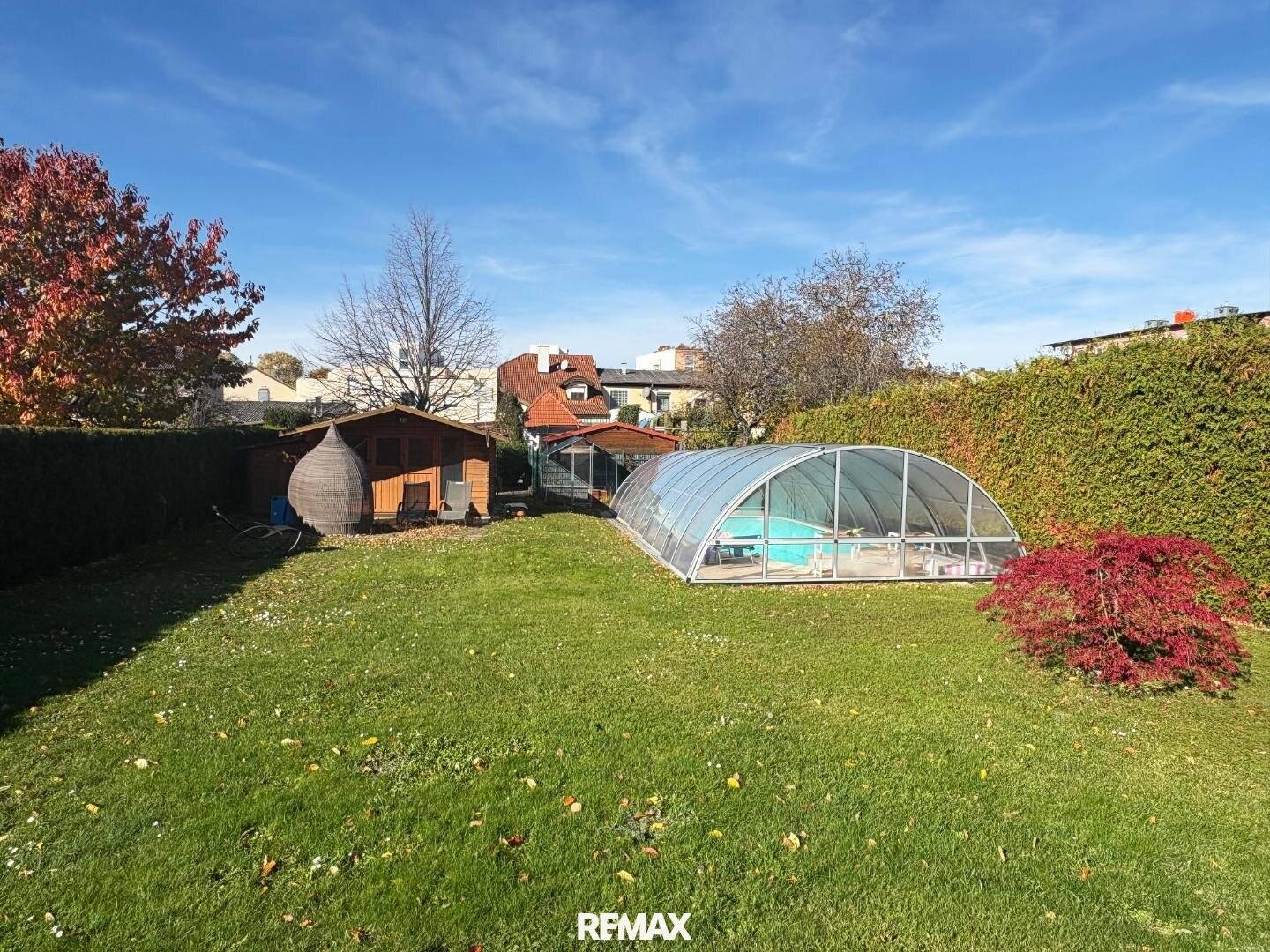 Bungalow with private pool on approx. 965 m² plot