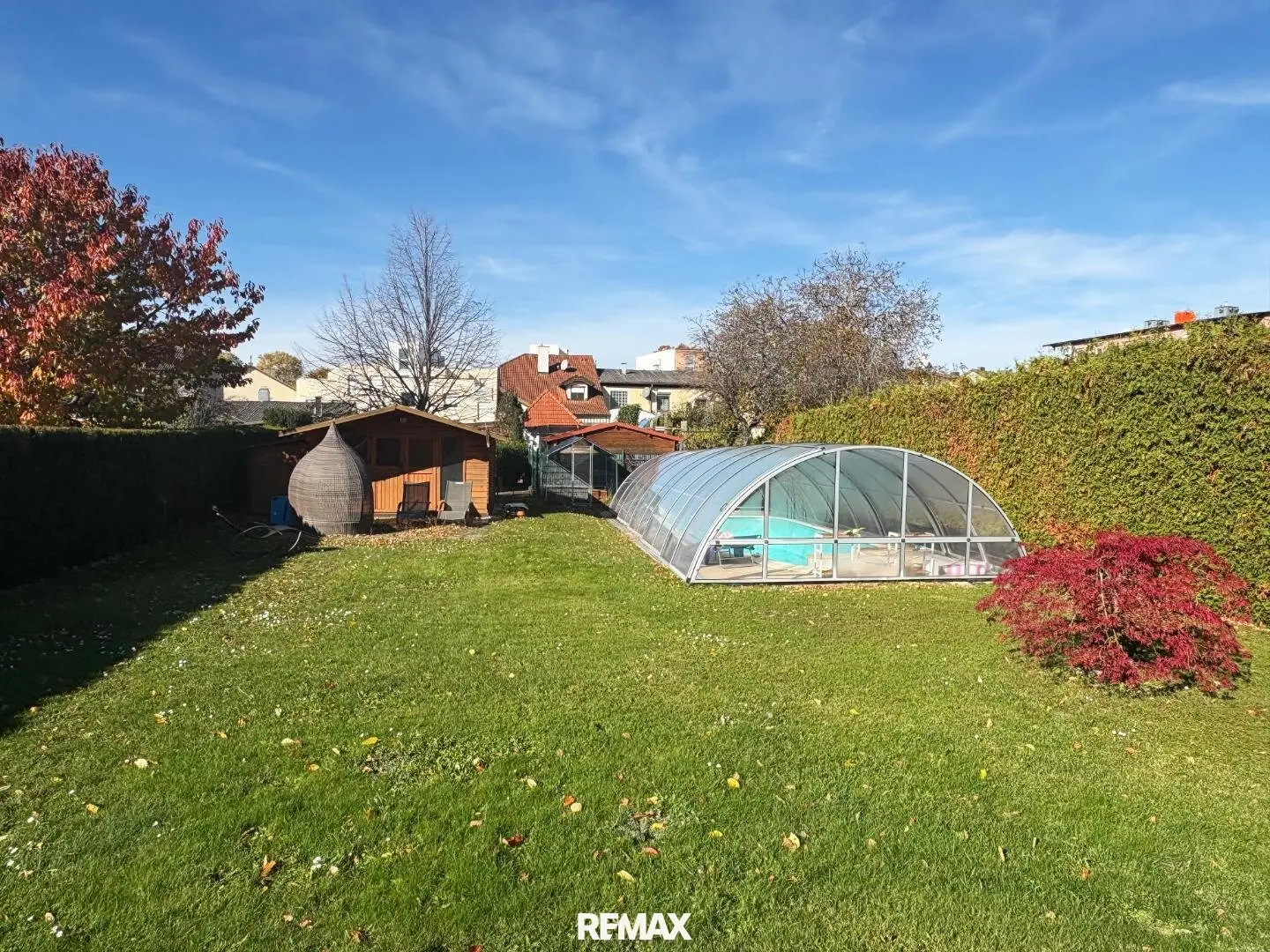 Bungalow with private pool on approx. 965 m² plot
