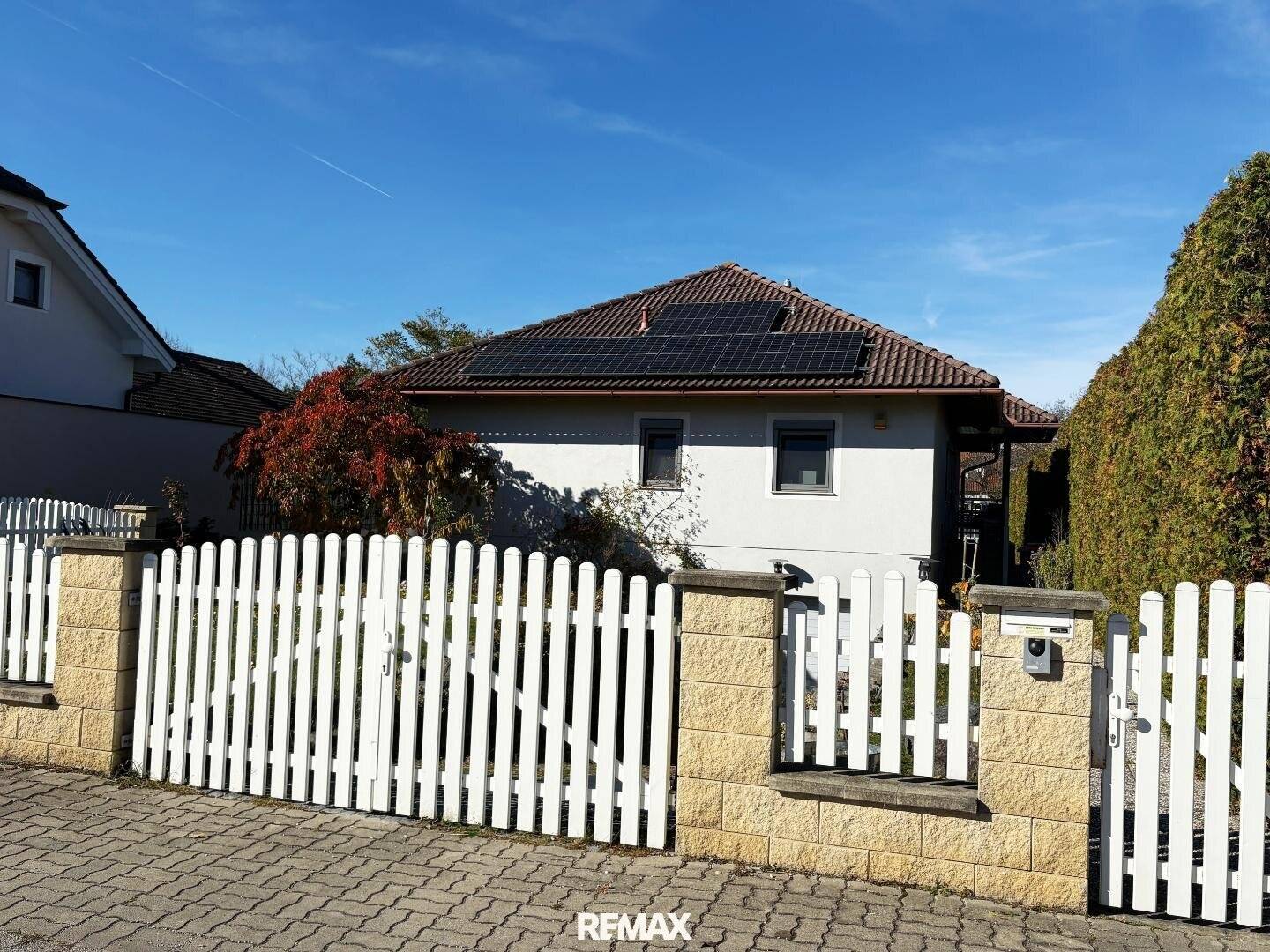 Bungalow with private pool on approx. 965 m² plot