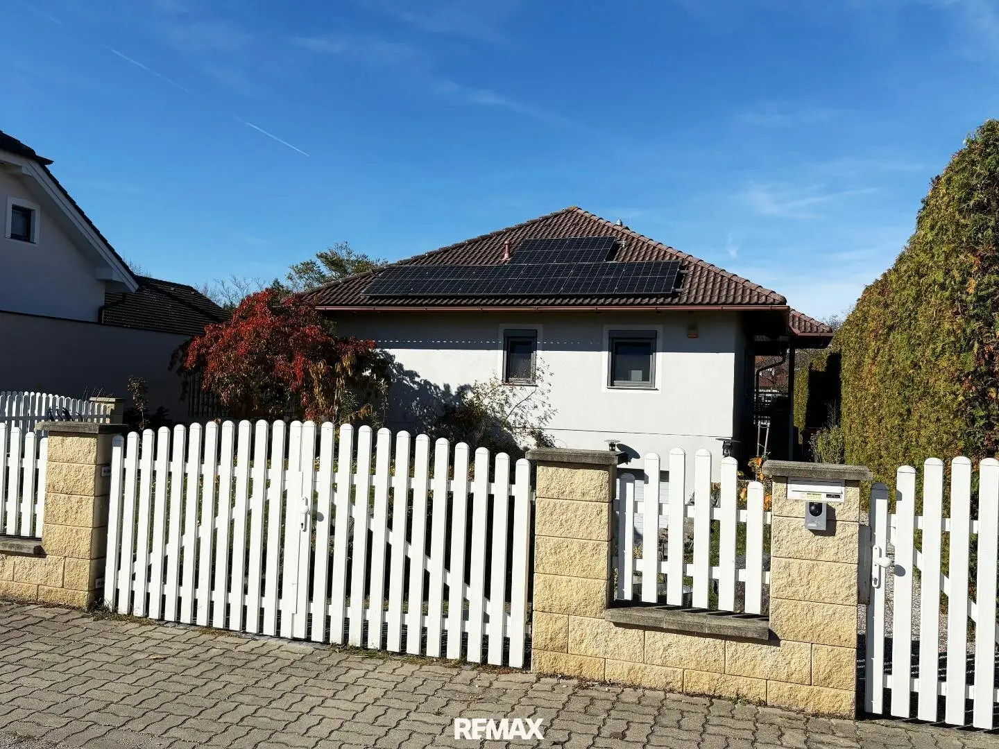 Bungalow with private pool on approx. 965 m² plot