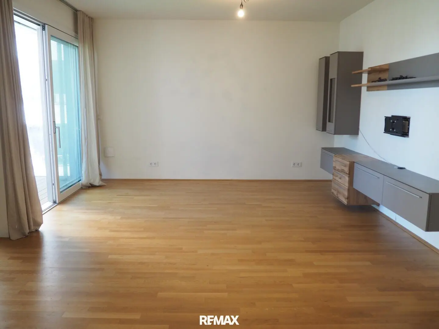 3-room condominium with loggia Quiet but well-connected location!