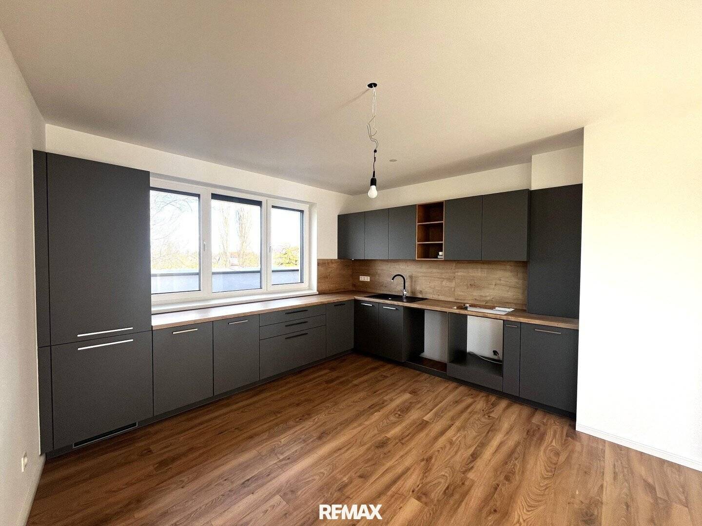 Apartment with terrace and parking