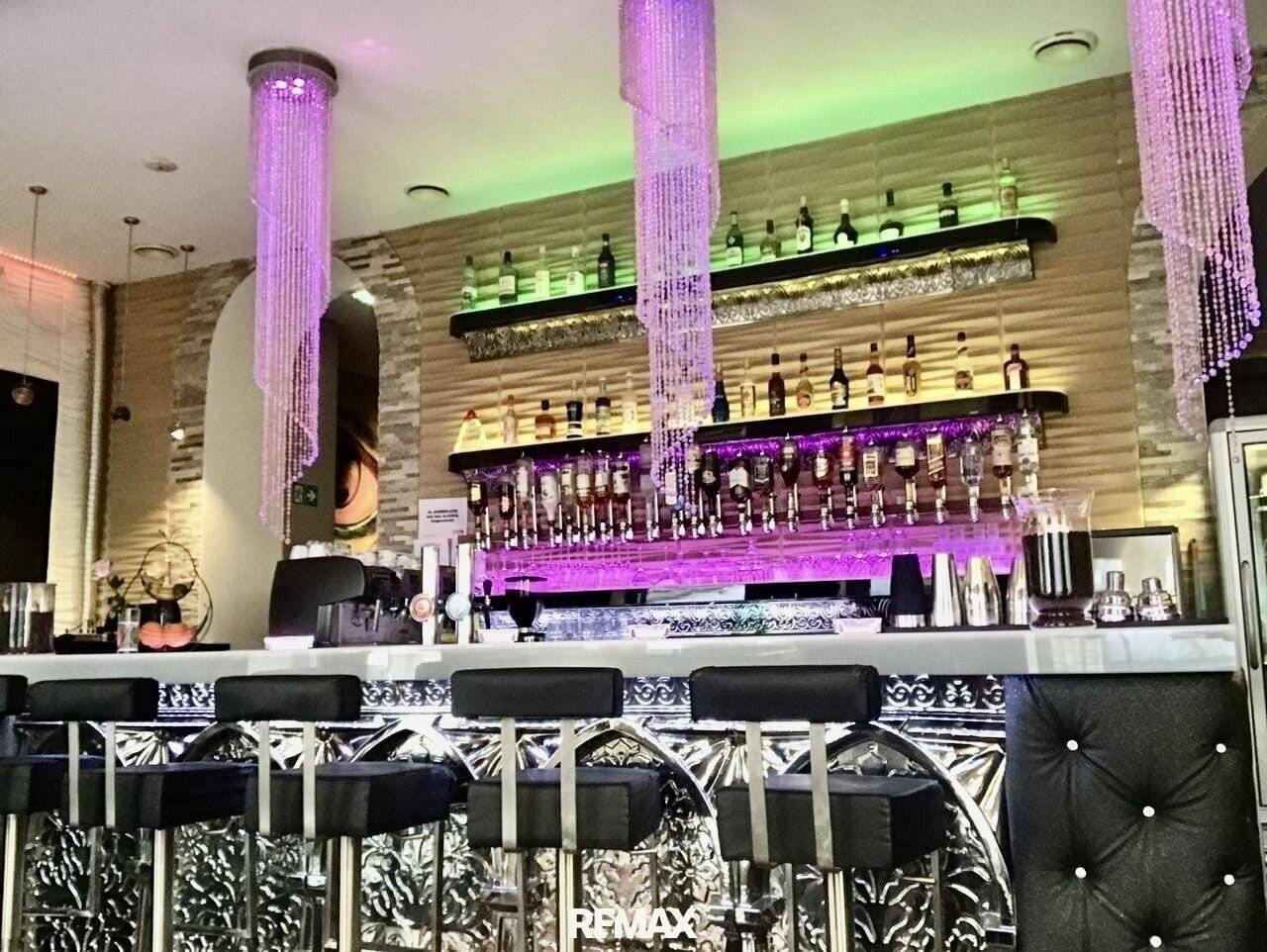 Exclusive Gastronomy Opportunity: Stylish Bar with Restaurant Potential in Prime Location