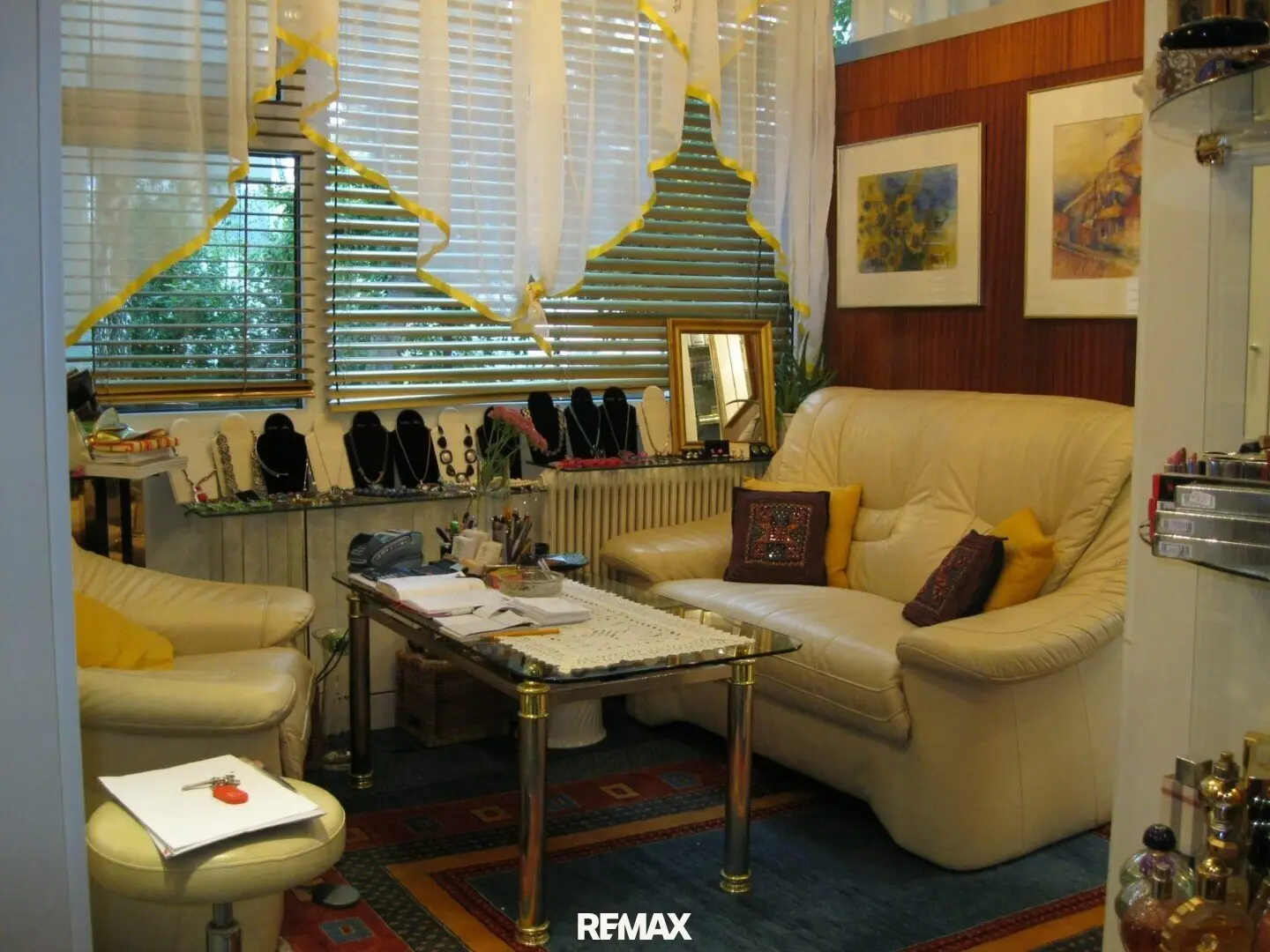 Beauty salon also suitable as medical practice, law office or Airbnb