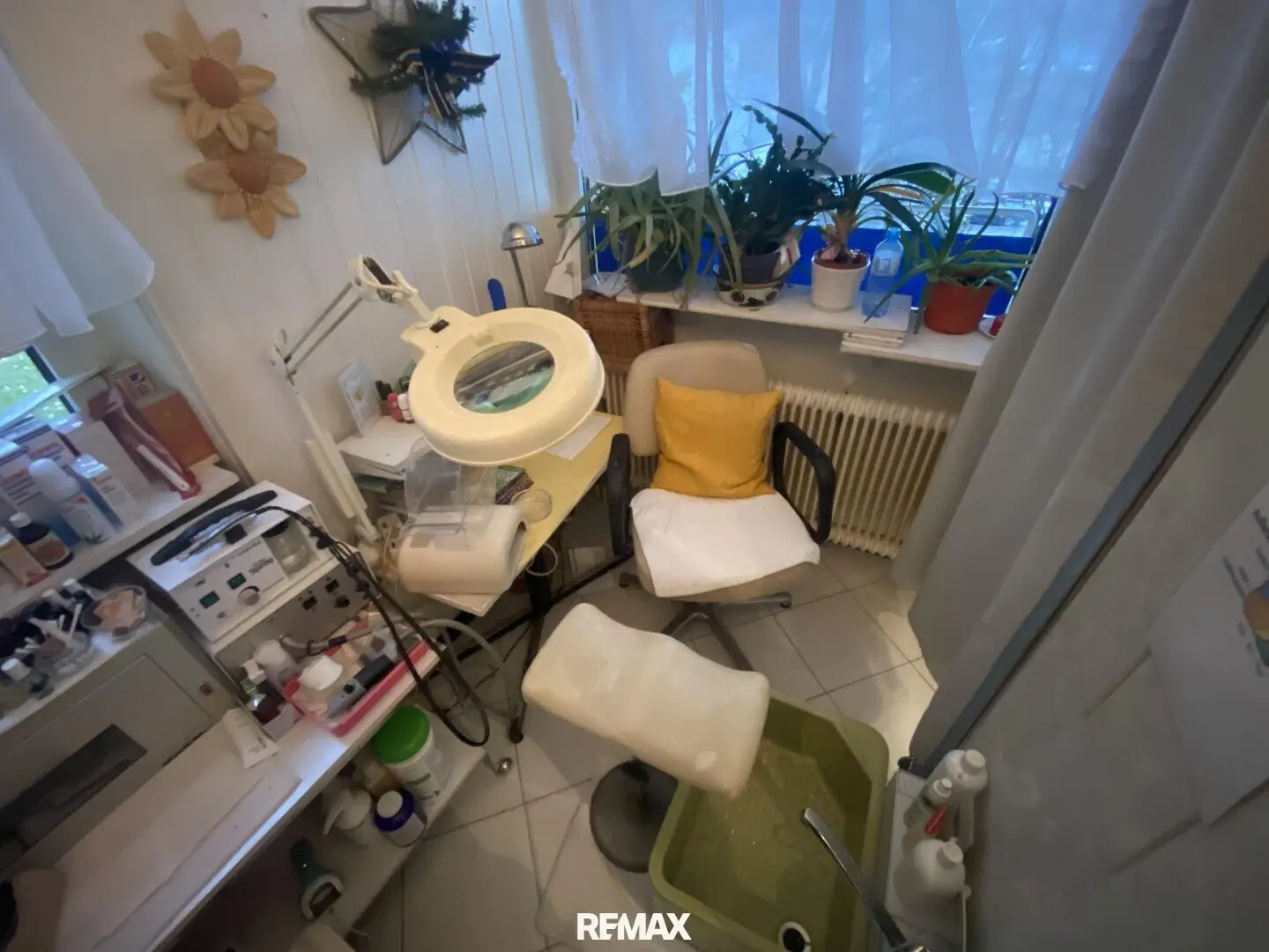 Beauty salon also suitable as medical practice, law office or Airbnb