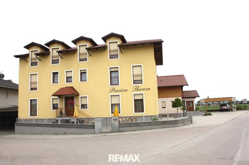 Well-run bed and breakfast + well-kept detached house near Tulln