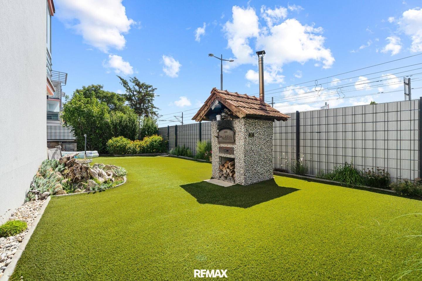 Badeteich Hirschstetten, Living oasis with garden and garage, 3-room dream