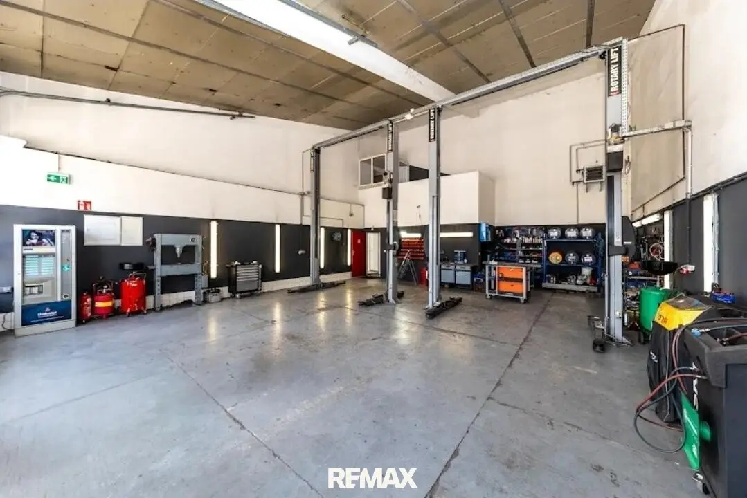 Established car workshop with top customer base and complete equipment near G3 for rent