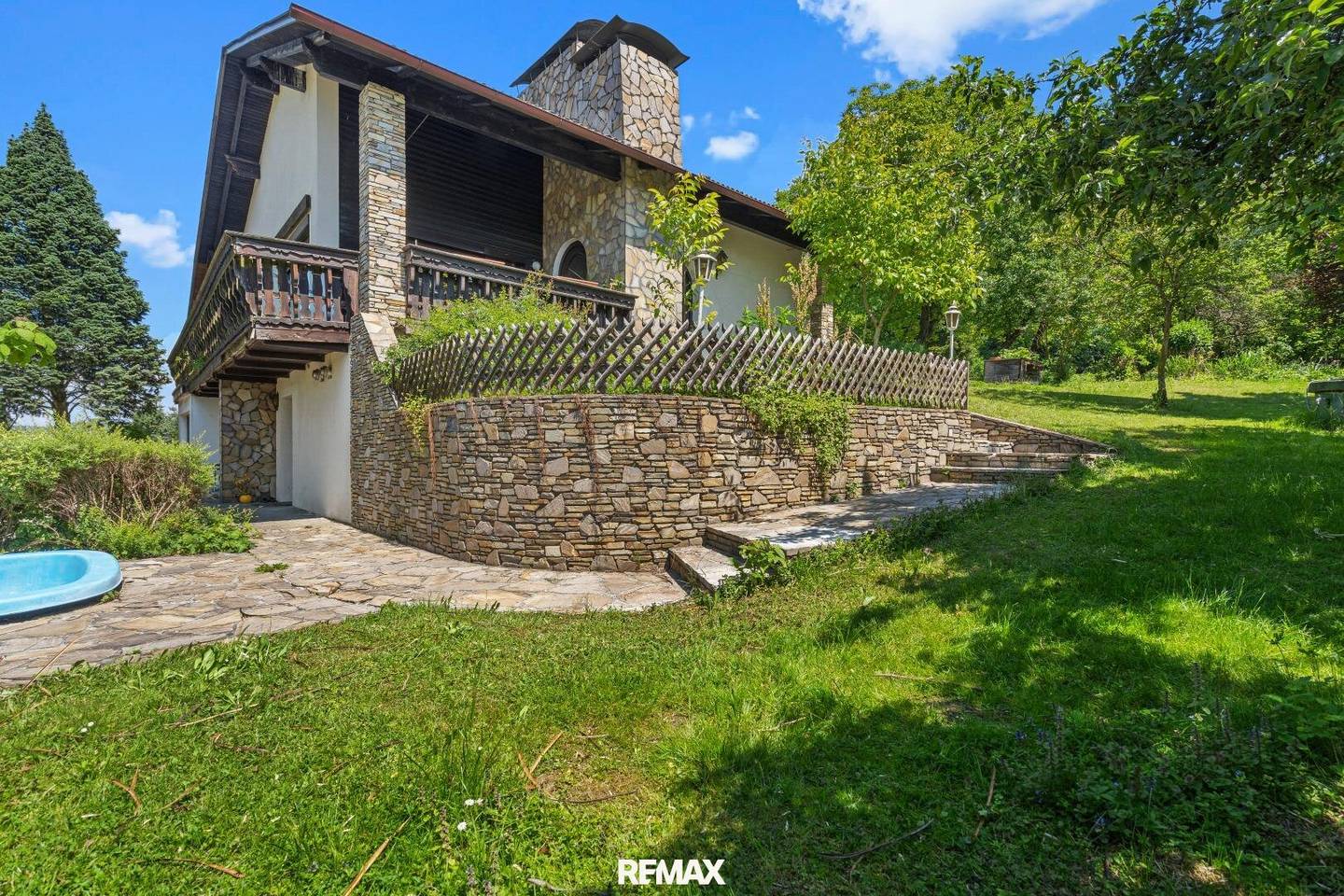 GREEN OASIS WITH FAMILY HOUSE AND UNIQUE SPECIAL ZONING/OPERATING AREA (FORMER WINE TAVERN) IN STEPHANSHART