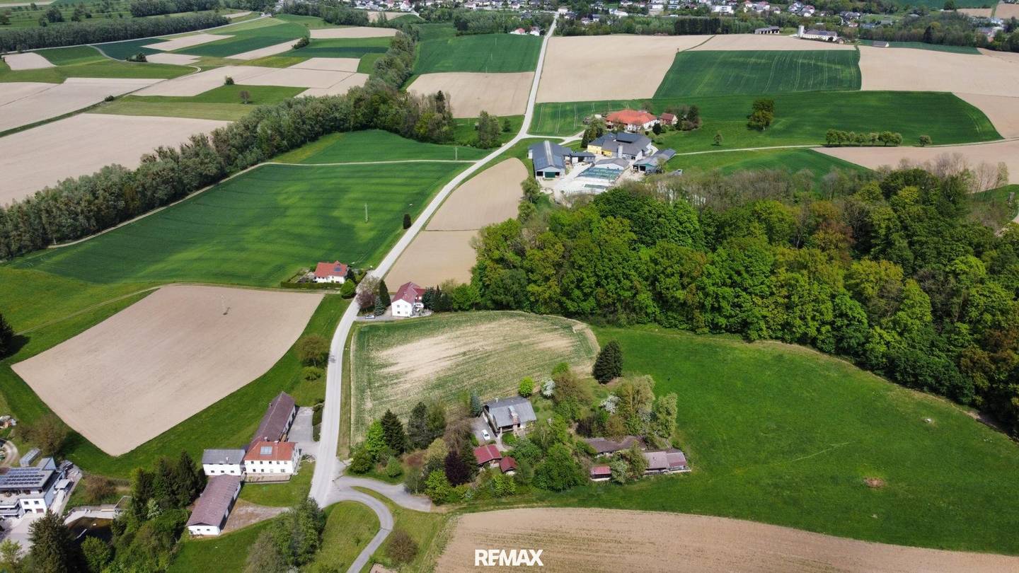 GREEN OASIS WITH FAMILY HOUSE AND UNIQUE SPECIAL ZONING/OPERATING AREA (FORMER WINE TAVERN) IN STEPHANSHART