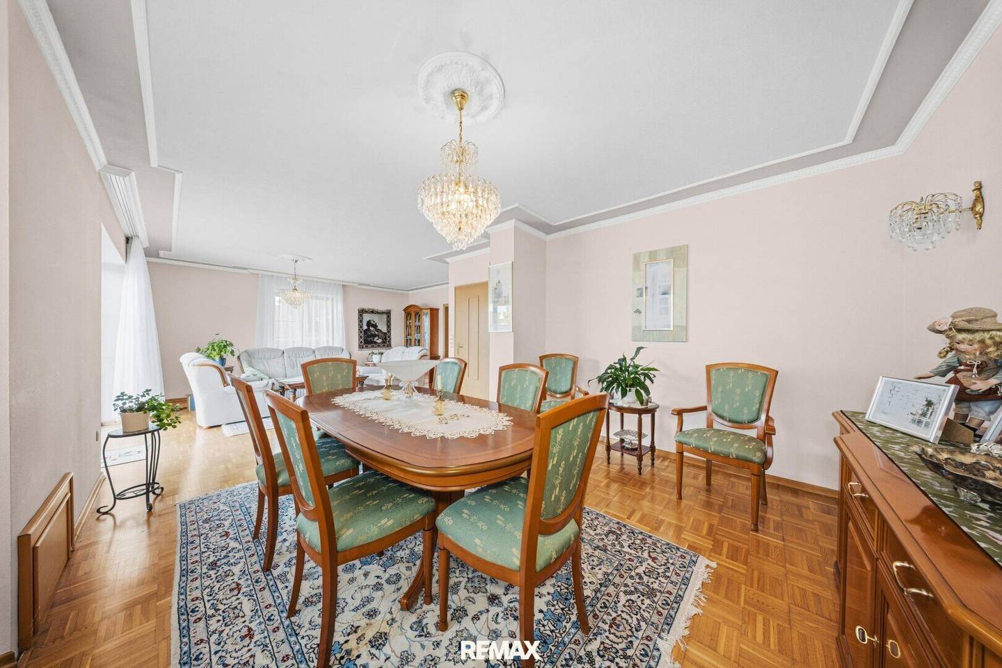 Living comfort on multiple levels with large garden and garage