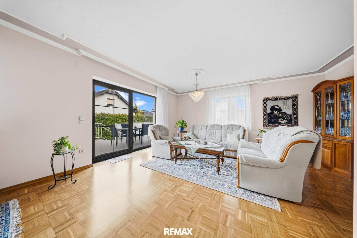 Living comfort on multiple levels with large garden and garage