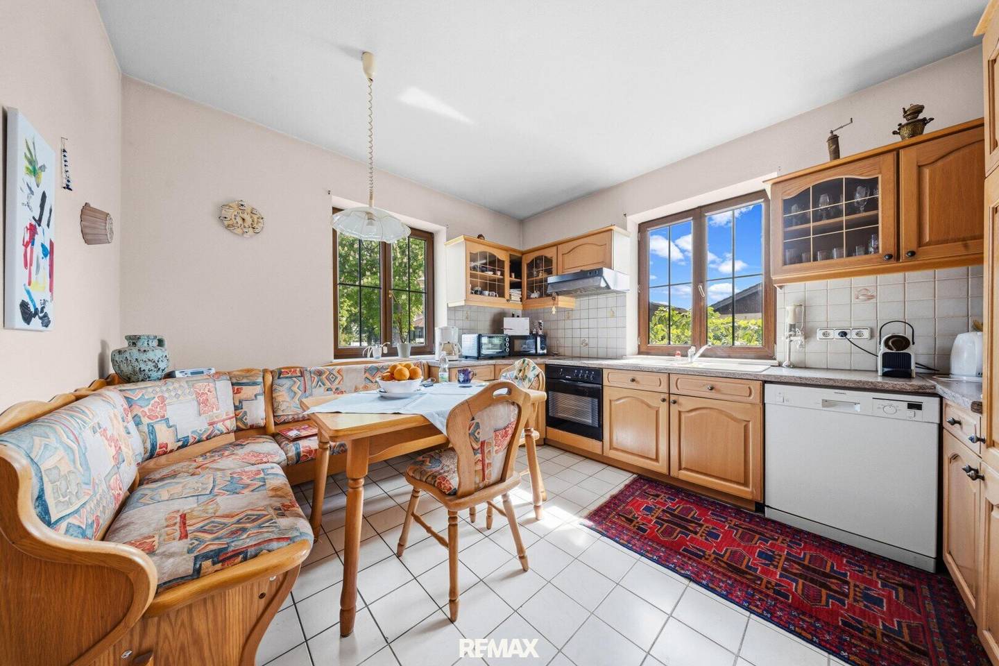 Living comfort on multiple levels with large garden and garage