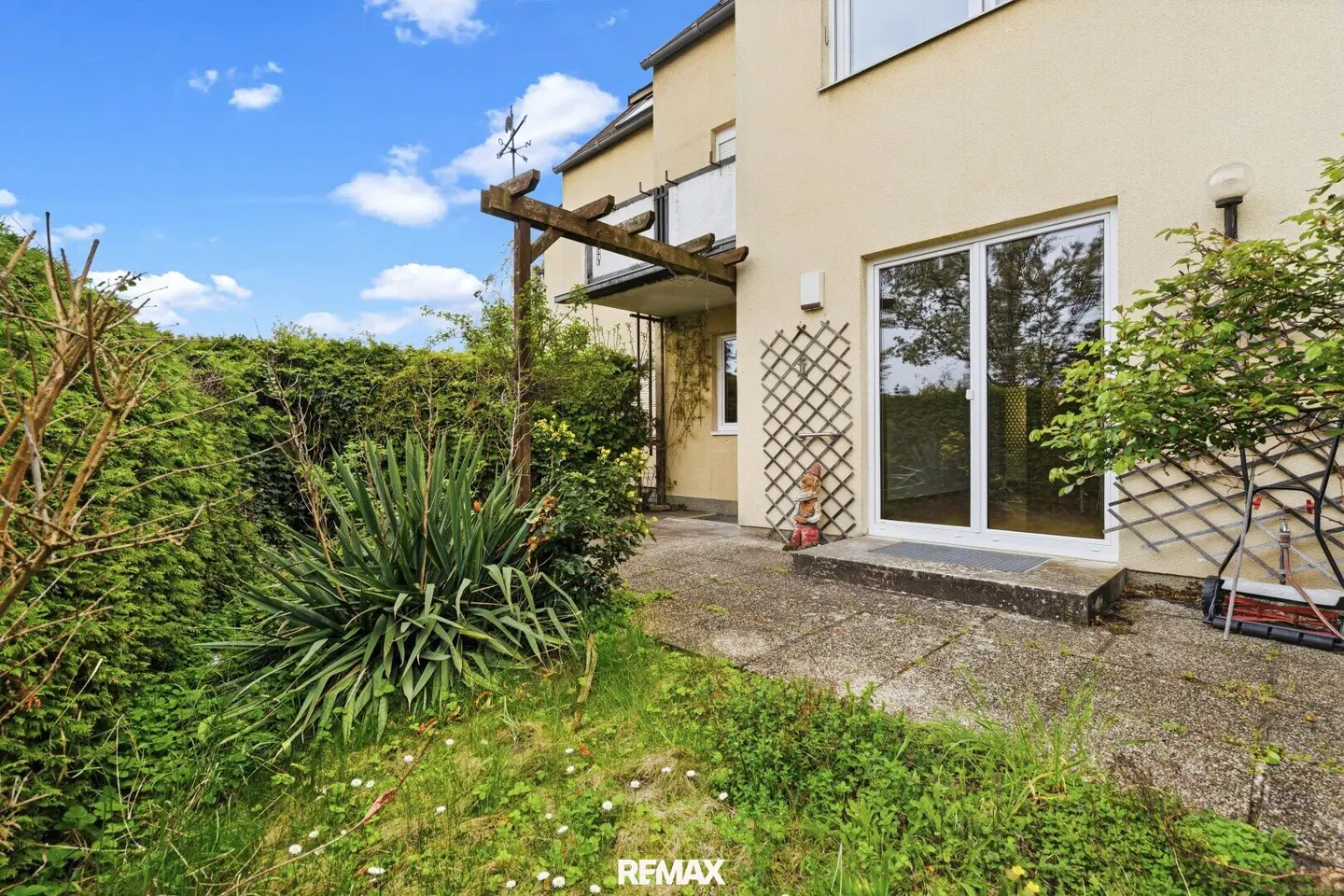 Lots of space. Lots of potential. Great transport links. incl. private garden