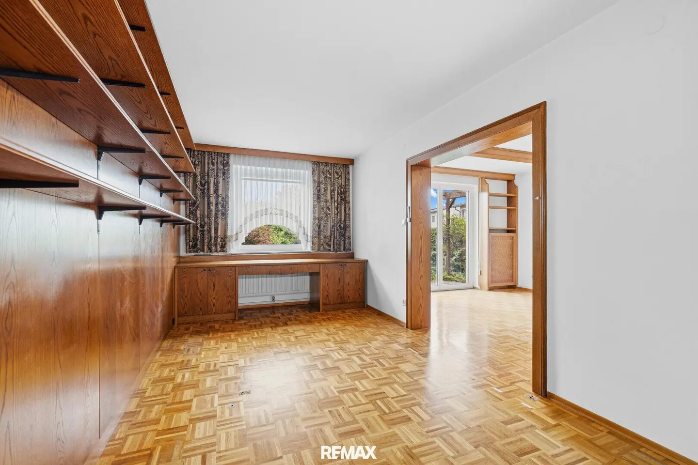 Lots of space. Lots of potential. Great transport links. incl. private garden