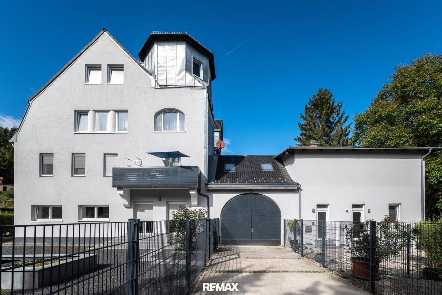 Living with tower room in historic villa in Pressbaum