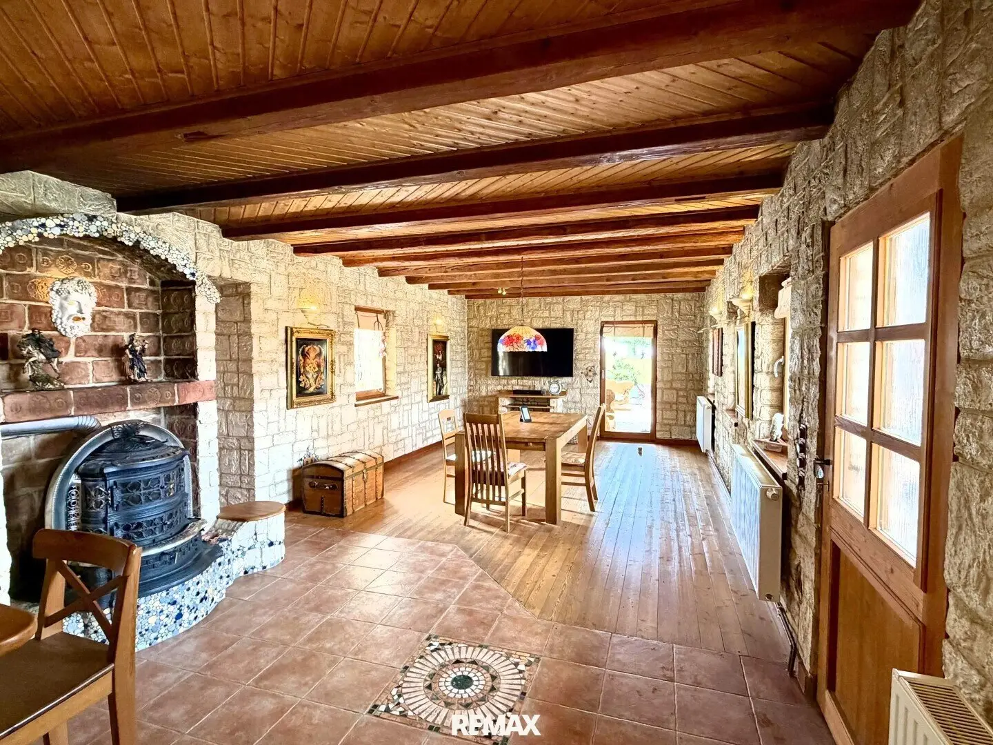 Charming single family house with terrace, garage and additional plot
