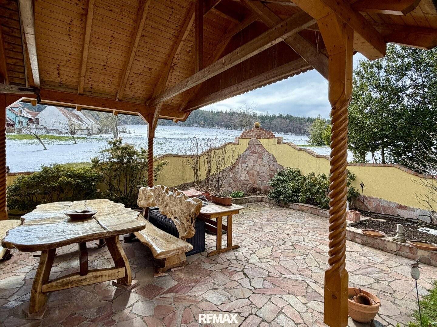 "Charmantes Einfamilienhaus mit Terrasse, Garage und zusätzlichem Grundstück"