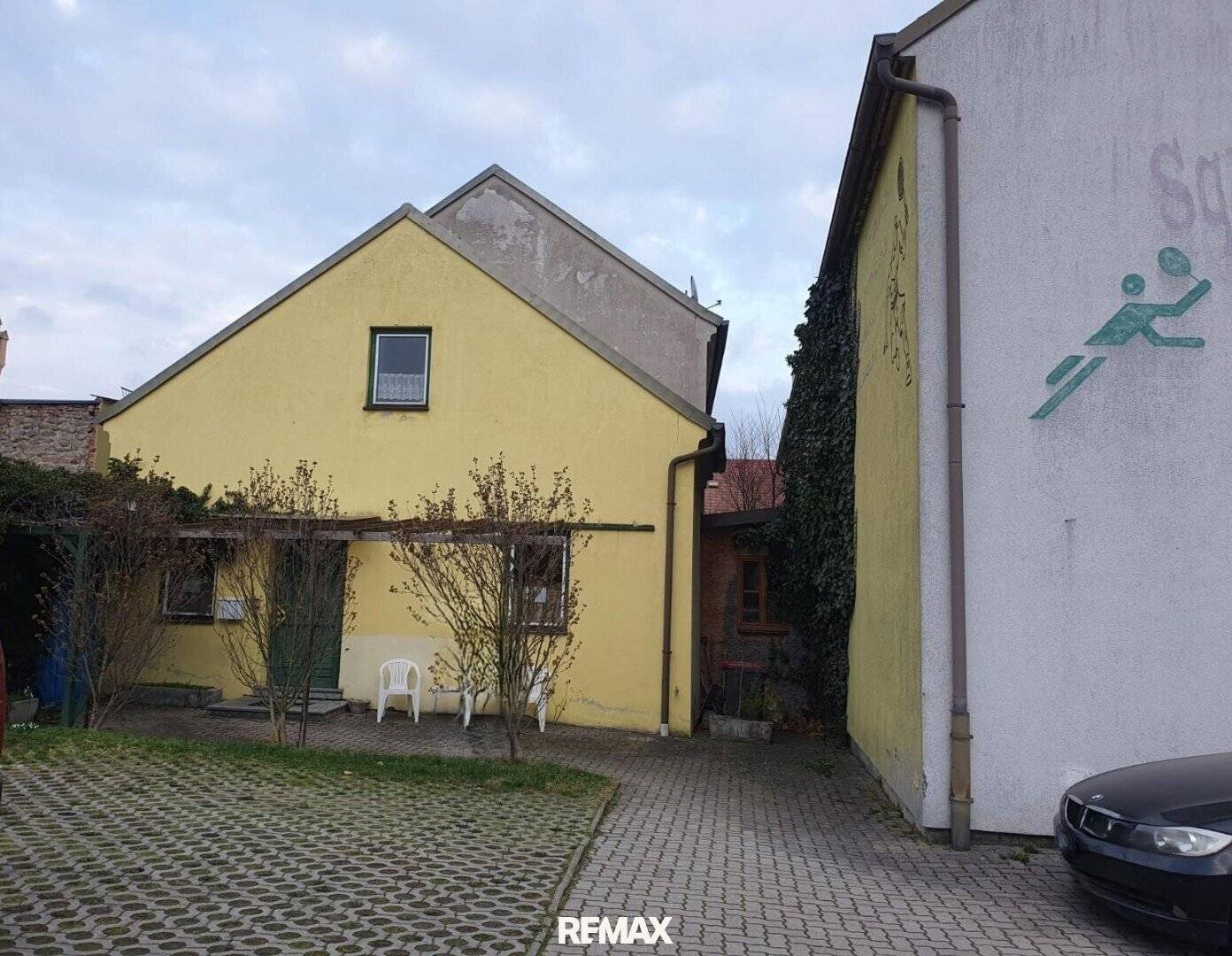 Investment property centrally located house offers many possibilities