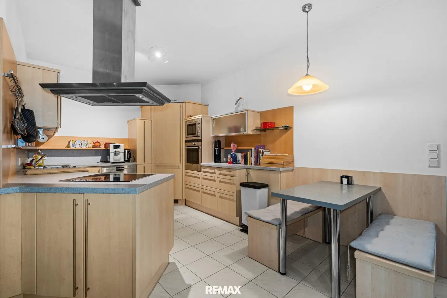 Generous 215 m² apartment with 35 m² terrace in courtyard location
