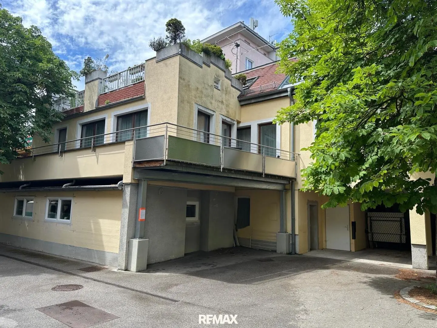 Generous 215 m² apartment with 35 m² terrace in courtyard location