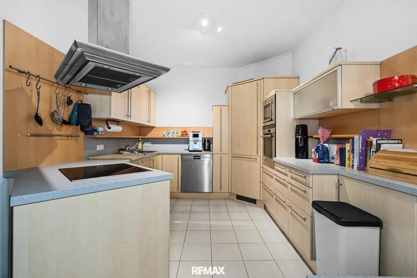 Generous 215 m² apartment with 35 m² terrace in courtyard location