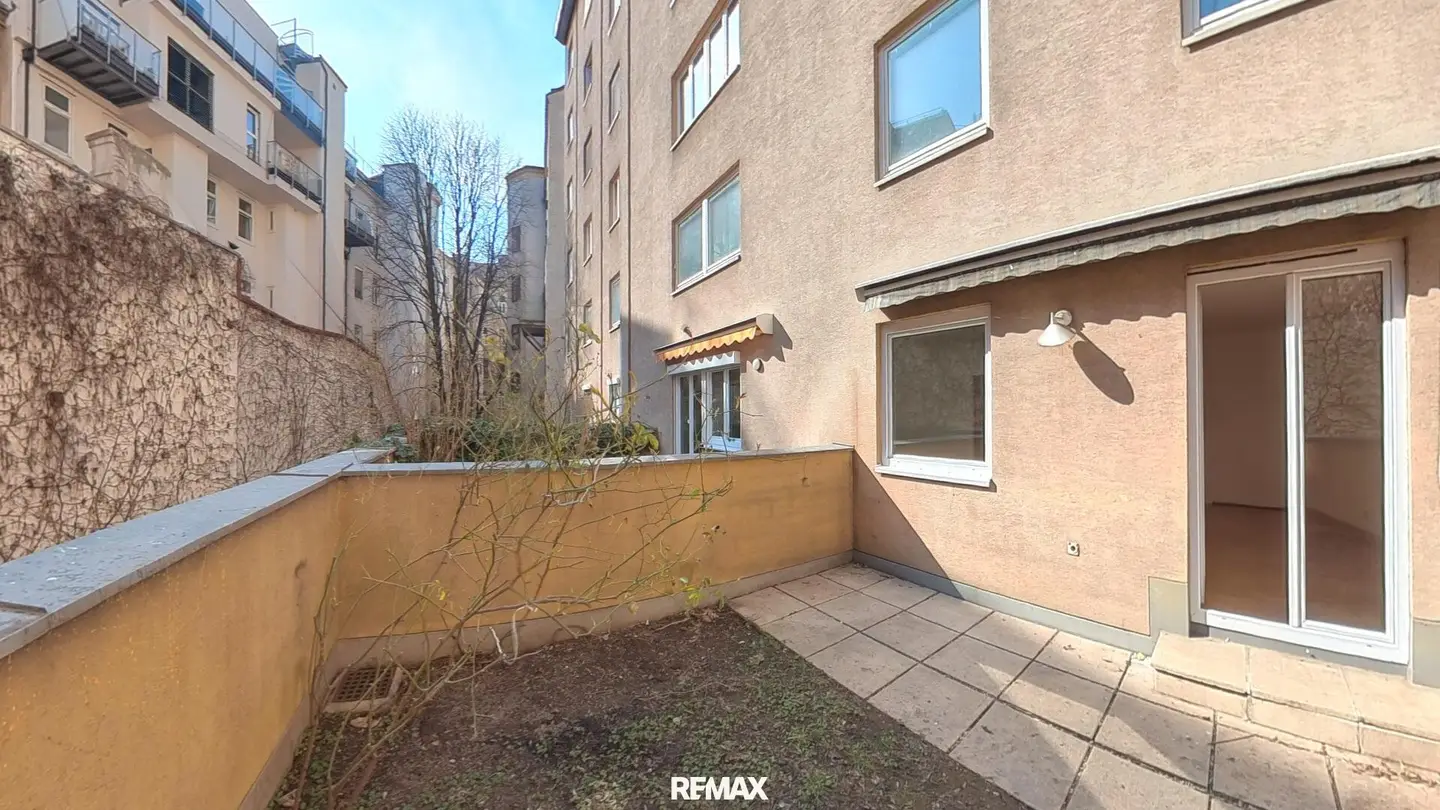 Garden apartment with terrace on upper floor