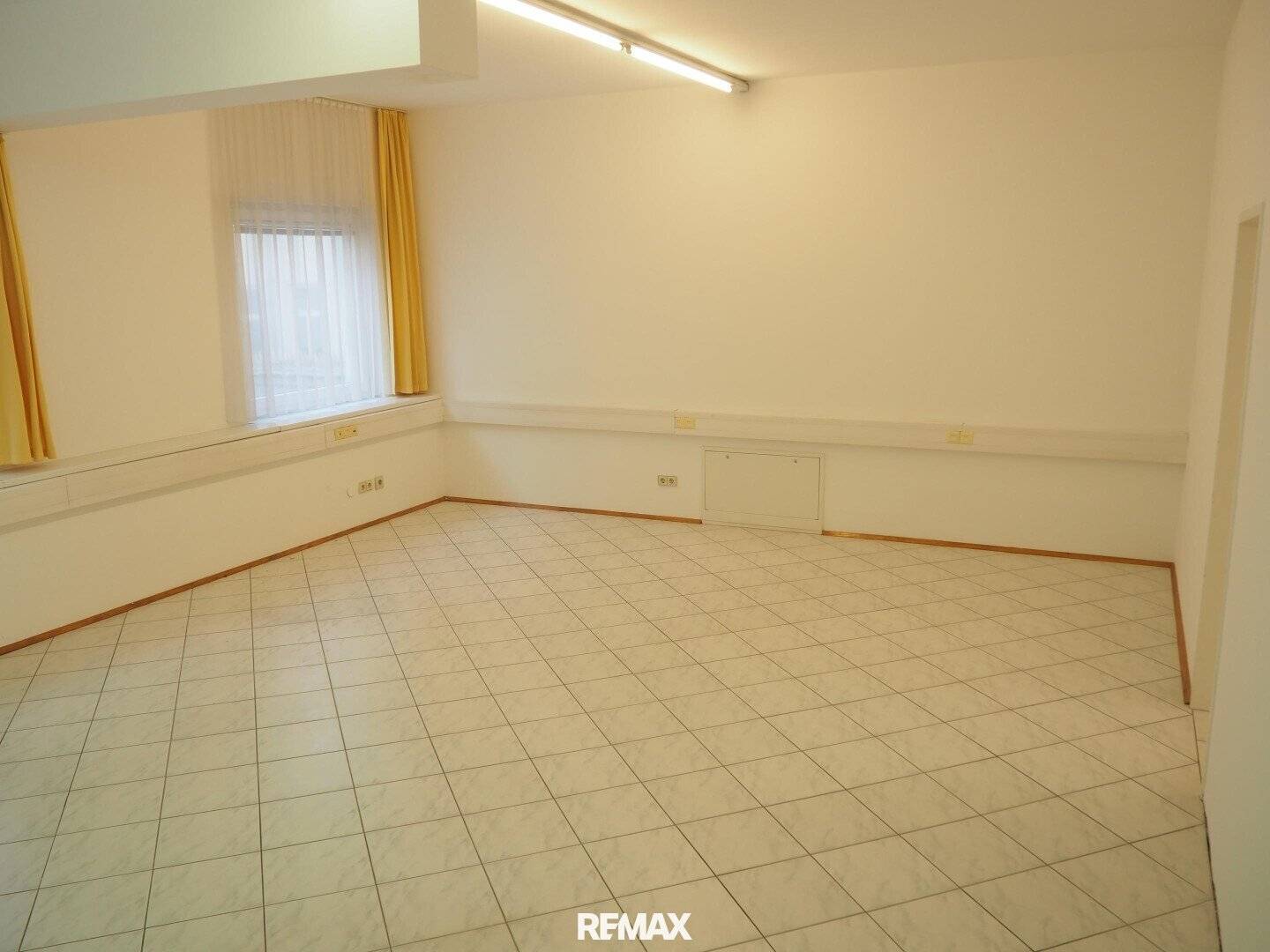 Office premises directly next to U1 station Altes Landgut| Rent including heating!