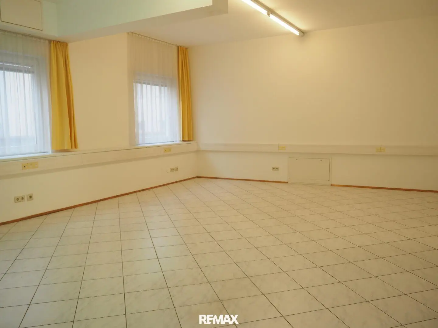 Office premises directly next to U1 station Altes Landgut| Rent including heating!