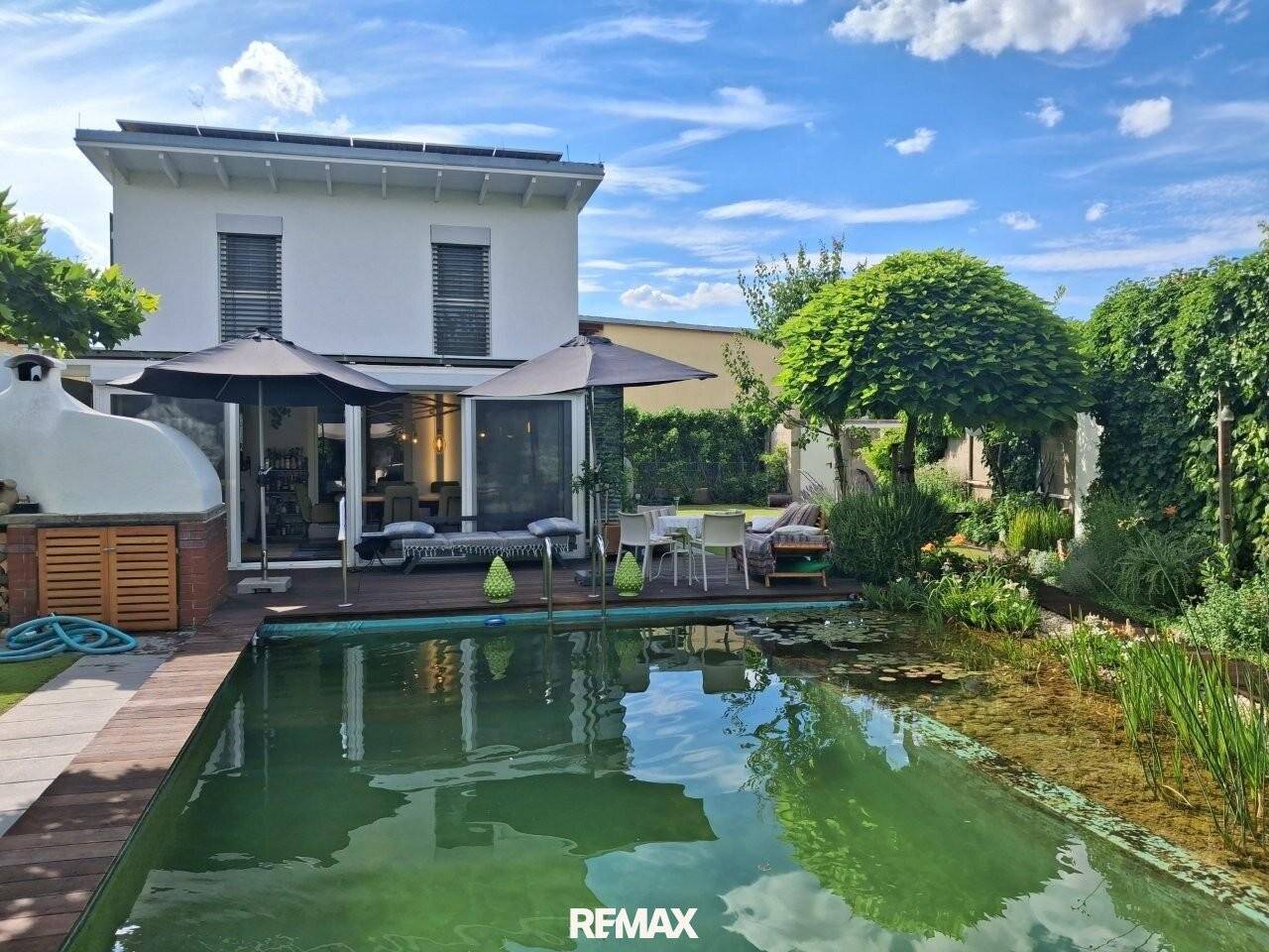 Chill and Grill - Sunset at your own pool with high tech house